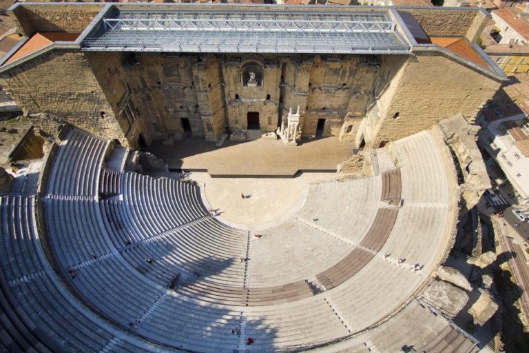 Le théâtre antique d'Orange, construit sous le règne d'Auguste au ier siècle av. J.-C. par les vétérans de la IIe légion de Jules César, est un des théâtres romains les mieux conservés au monde. Il dispose encore d'un impressionnant mur extérieur avec l'élévation d'origine (104 m de large pour 35 m de haut).